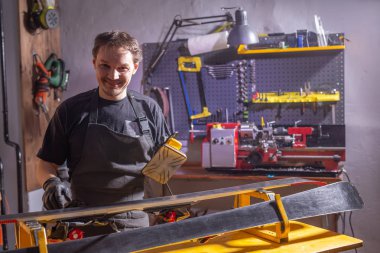 Atölye kayak servisi kayak tamir iş elbise tamircisi bir adam