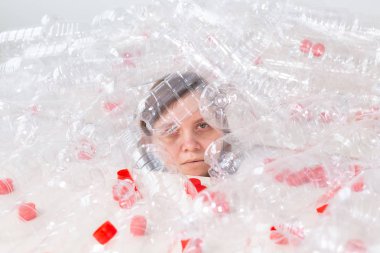 Çevre Koruma, insanlar ve geri dönüştürülebilir plastik kavram - bir yığın plastik şişe oturan çevre felaketi ile ilgili yorgun kadın