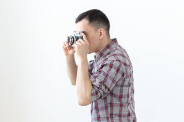 Vintage, fotoğrafçı ve insan kavramı - beyaz arka plan üzerinde retro kamera ile yakışıklı asya adam