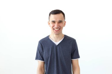 İfade ve jest kavramı - Gülen Asyalı adamın yakın portresi