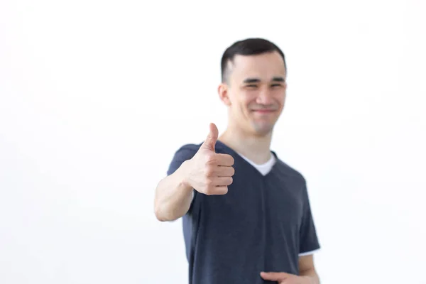 Concepto de gestos y personas - Hombre asiático con sonrisa mostrando el pulgar hacia arriba sobre fondo blanco con espacio para copiar — Foto de Stock