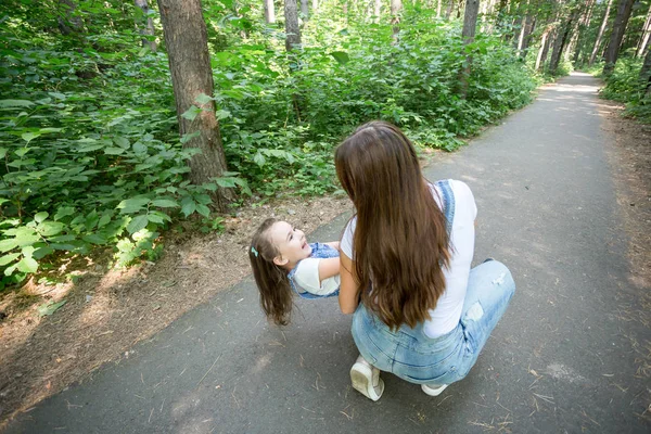 Familia y concepto de la naturaleza - Mujer joven con niña se divierten al aire libre —  Fotos de Stock