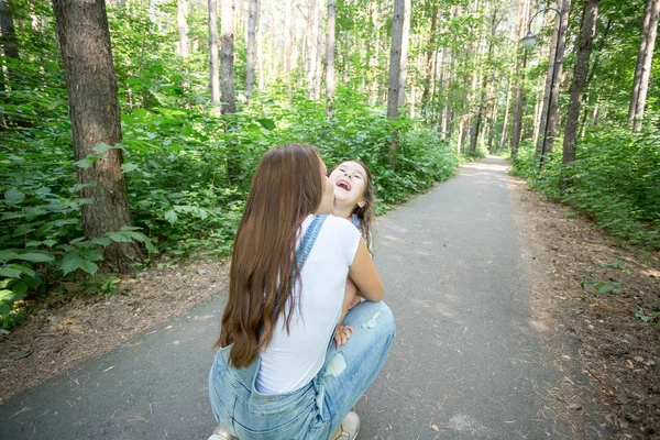 Natur, Spaß und Familienkonzept - Mutter und Kind wandern im Wald und spielen — Stockfoto