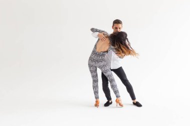 Sosyal dans, Bachata, Kizomba, Tango, salsa, insanlar kavramı-kopya alanı ile beyaz arka plan üzerinde dans genç çift