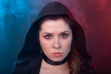 Cadılar Bayramı, tatil ve karnaval konsepti - gizemli siyah başlık ve yaka kadın