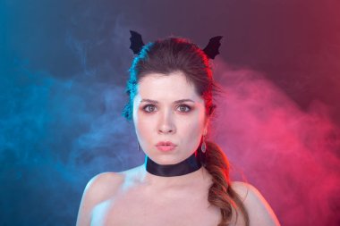 Cadılar Bayramı, tatil ve karnaval konsepti - yaka kadın ve gotik tarzı yarasalar kulakları