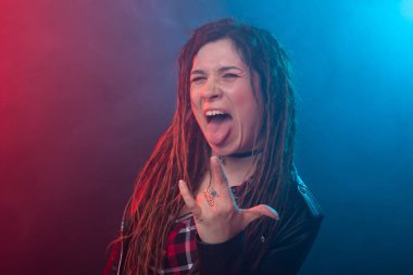 Stil, gençlik, insanlar kavramı-Dreadlock ile genç kadın rocker benziyor