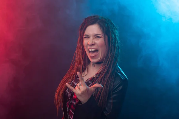 Mládí, účesu a moderní koncept-mladá žena s dredy usmívajícími se na červeném a modrém pozadí — Stock fotografie