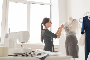 Terzi, terzi, moda ve showroom konsept - kadın moda tasarımcısı manken ofis malzemeleri ölçme yan görünüm