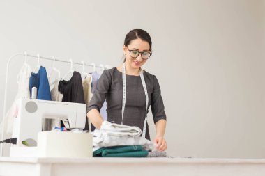 Terzi, moda tasarımcısı ve terzi kavramı - stüdyoda çalışan moda tasarımcısı kadın