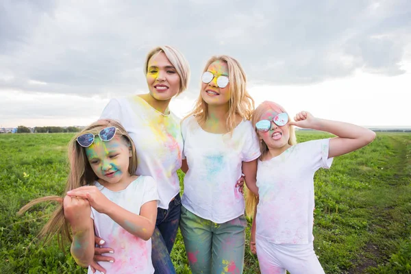 Фестиваль Голі, свята та концепція щастя - молоді підлітки та жінки в кольорах розважаються на відкритому повітрі — стокове фото