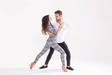 Sosyal dans, bachata, kizomba, zouk, tango kavramı - adam kopya alanı ile beyaz arka plan üzerinde dans ederken kadın hugs