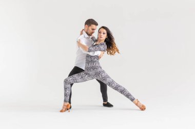 Kopya alanı ile beyaz arka planda performans ustaca dansçılar. Şehvetli çift sanatsal ve duygusal çağdaş dans performans