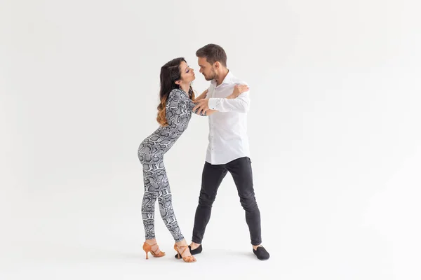 Dançarinos habilidosos se apresentando no fundo branco com espaço de cópia. Casal sensual realizando uma dança contemporânea artística e emocional — Fotografia de Stock