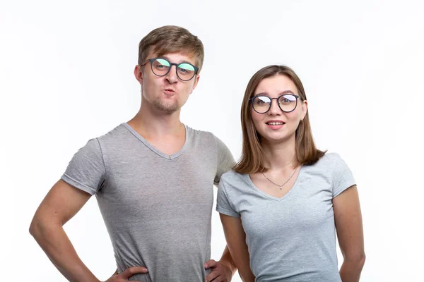 教育 , 人的概念 - - 戴眼镜的几个年轻人看起来像站在白色背景上的书 — 图库照片