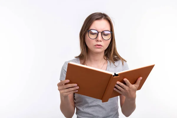 Persone e concetto di istruzione - Donna attraente che legge un libro su sfondo bianco — Foto Stock
