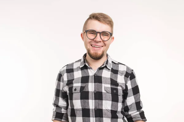 Ihmiset, muotokuva ja koulutus konsepti - hymyilevä opiskelija mies ruudullinen paita valkoisella taustalla — kuvapankkivalokuva