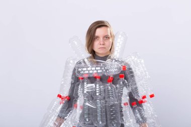 Çevre Koruma, insanlar ve geri dönüştürülebilir plastik kavram - beyaz arka plan üzerinde plastik şişe gibi elbise ile çevre felaketi ile ilgili yorgun kadın