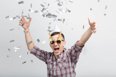 İnsanlar, tatil ve parti kavramı - gözlüklü beyaz zemin üzerine konfeti dans komik adam