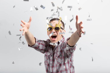 İnsanlar, tatil ve parti kavramı - konfeti ile beyaz arka plan üzerinde ekose gömlekli Cool adam