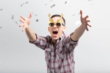İnsanlar, tatil ve parti kavramı - gözlüklü beyaz zemin üzerine konfeti dans komik adam