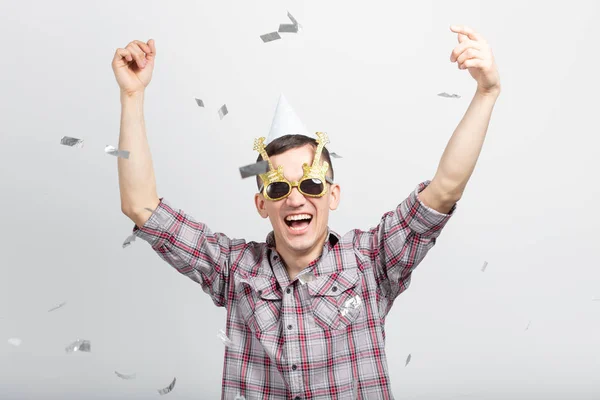 Pessoas, feriados e conceito de festa - Homem legal em camisa xadrez sobre fundo branco com confete — Fotografia de Stock