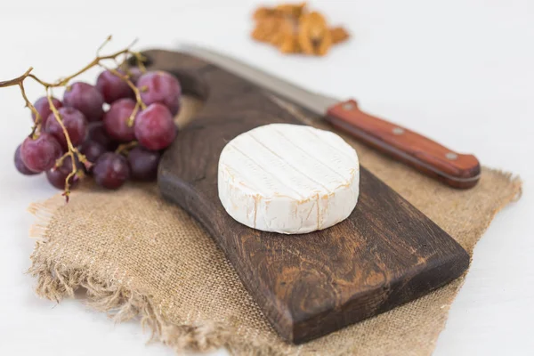 Blauwe kaas of brie met druiven en noten — Stockfoto