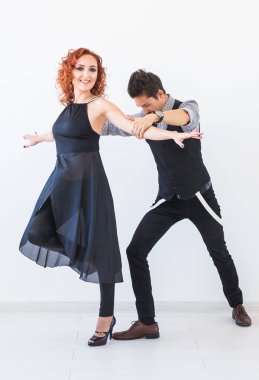 Sosyal dans, bachata, kizomba, tango, salsa, insanlar kavramı - genç çift beyaz arka plan üzerinde dans