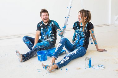 Kişi, yenileme ve iç kavramı - beyaz üzerinde oturan genç çift kat ve eğlenceli at break