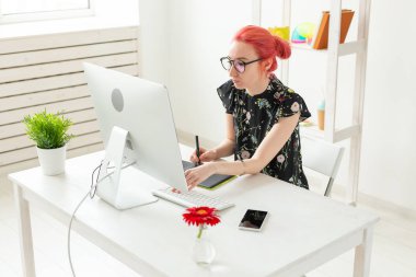 İş, tasarımcı ve animatör kavramı - pembe saçlı genç kadın illüstratör veya sanatçı grafik tablet çizer