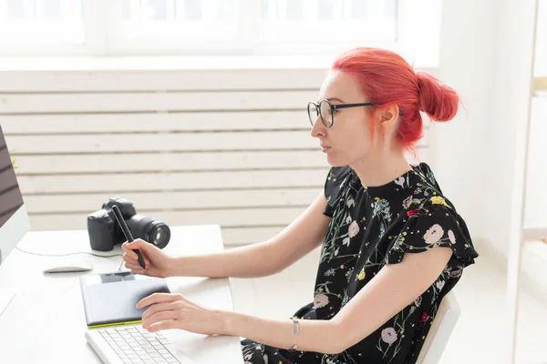 Designer, criativo, conceito de pessoas - designer de mulher de cabelo vermelho fazendo um projeto em um tablet gráfico — Fotografia de Stock