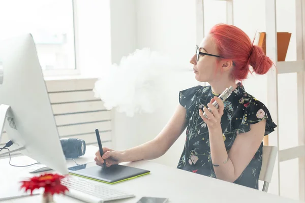 Conceito de designer gráfico - Designer gráfico feminino trabalhando no computador enquanto usa tablet gráfico na mesa no escritório e fumar um macaco — Fotografia de Stock