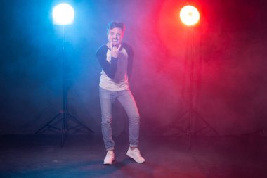 Jazz funk, dans ve hobi konsepti - genç adam spot dans