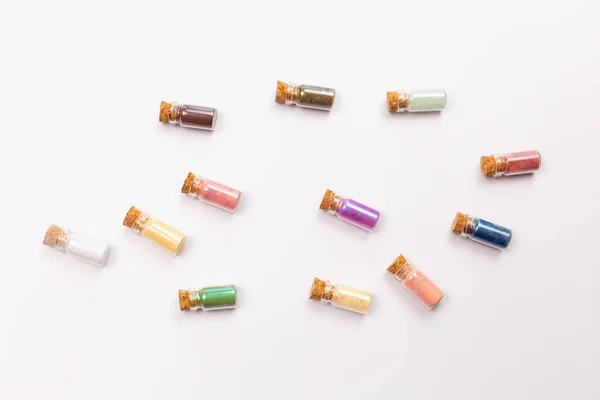 Kozmetika, smink és szépségápolási koncepció-színes szemhéjfesték kis üvegdobozokban fehér alapon, felülnézet közelről. — Stock Fotó
