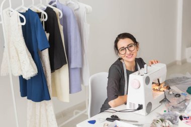 İnsanlar, terzi ve moda kavramı - yüksek açı görünüm portre bir masada oturan gözlük gülümseyen moda tasarımcısı