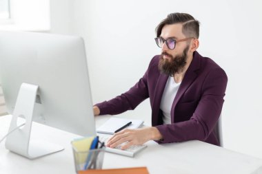 kişi, tasarım ve stil kavramı - grafik tasarımcı tablet bilgisayarda çalışarak yeni Proje çizimi