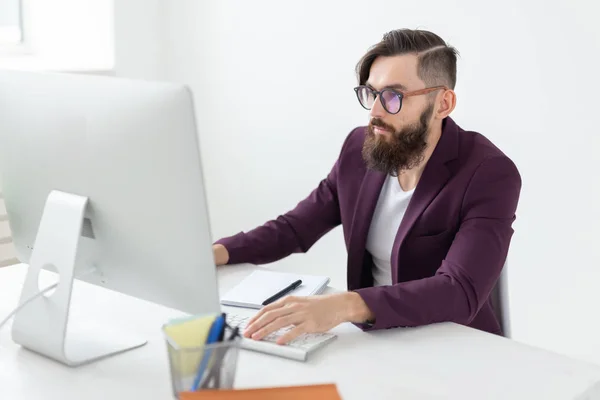 Gente, diseño y concepto de estilo - diseñador gráfico bosquejo nuevo proyecto en la tableta de trabajo en el ordenador — Foto de Stock