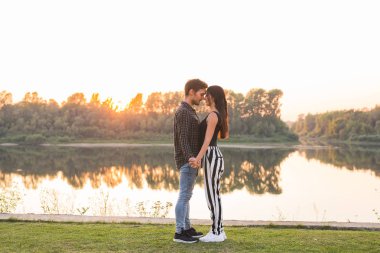 İlişki, aşk ve doğa kavramı - çekici kadın ve sarılma ve öpüşme su arka plan üzerinde yakışıklı adam