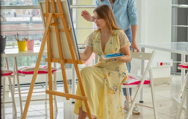 School of art, college of arts, education for group of young students. Happy young woman smiling, girl learning to paint. — Stock Photo, Image