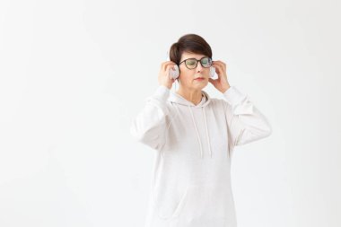 Hobi, ilgi alanları ve insan kavramı - Güzel kadın 40-50 yaşında kopya alanı ile beyaz arka plan üzerinde büyük kulaklık müzik dinleme