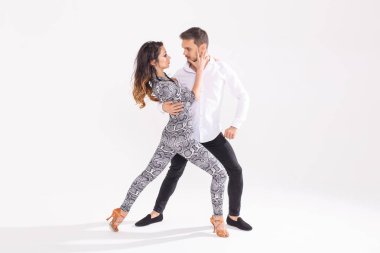 Genç çift dans latin dans bachata, merengue, salsa, kizomba. Kopyalama alanı ile beyaz arka plan üzerinde iki zerafet poz