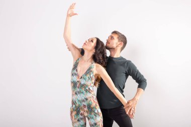 Sosyal dans, Bachata, Kizomba, Tango, salsa, insanlar kavramı-kopya alanı ile beyaz arka plan üzerinde dans genç çift
