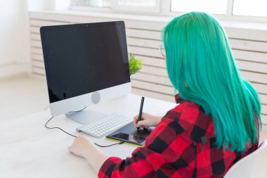 Illustrator, yaratıcı, web tasarım konsepti - Iş yerinde yeşil saçlı kadın grafik tasarımcı, arka görünüm