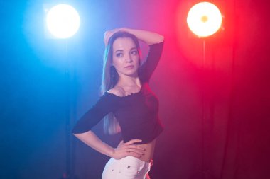 Karanlıkta dans eden genç kadın, duygular ve keyif