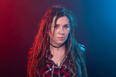 Gençlik, saç modeli ve modern konsept-kırmızı ve mavi ışık arka planda dreadlocks ile genç kadın