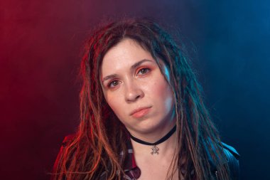 Gençlik, saç modeli ve modern konsept-kırmızı ve mavi ışık arka planda dreadlocks ile genç kadın