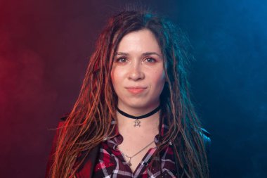 Karanlık arka planda dreadlocks ile genç kadının portresi