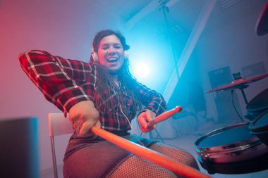 Müzik, elektronik davul seti ve hobi konsepti - bir kayıt stüdyosunda kadın davulcu