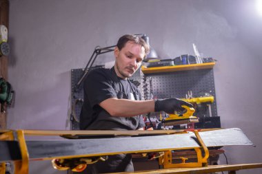 Onarım ve insan konsepti - Kayak tamiri hizmetinde