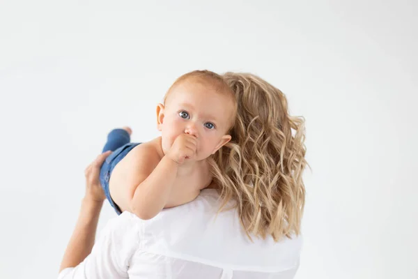 Concepto de infancia, maternidad y familia - Retrato feliz madre sostiene a su bebé — Foto de Stock